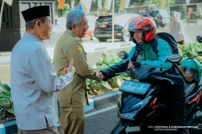 Pelepasan Driver Ojek Online pembawa paket sekolah untuk 1.185 anak dan 157 pasien TBC dari Baznas Wonosobo