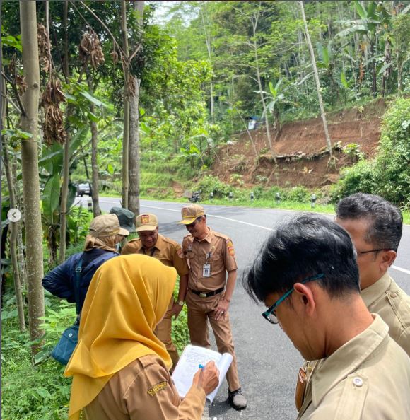 Monitoring Penegasan batas wilayah antara Kelurahan Sapuran dengan dengan desa Pecekelan